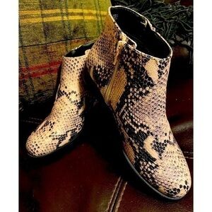 Time and Tru memory foam snake print side zip ankle boot 6